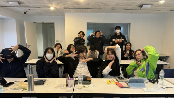 교육 중인 학생들의 다양한 포즈들. 뒤편으로 한국 강사진이 보인다.