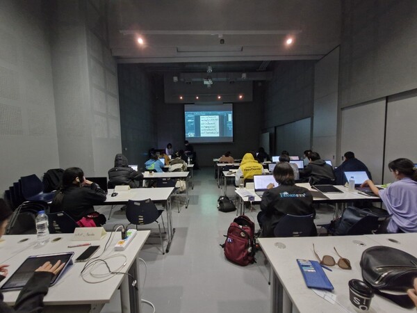 글로벌 웹툰 교육 표준화를 위한 교육 프로그램의 선도적 실현을 위해 한국만화웹툰아카데미와 태국정부가 7월 12일부터 오는 11월 8일까지 약 4개월간 공동으로 진행하고 있는 프로그램의 교육 모습.