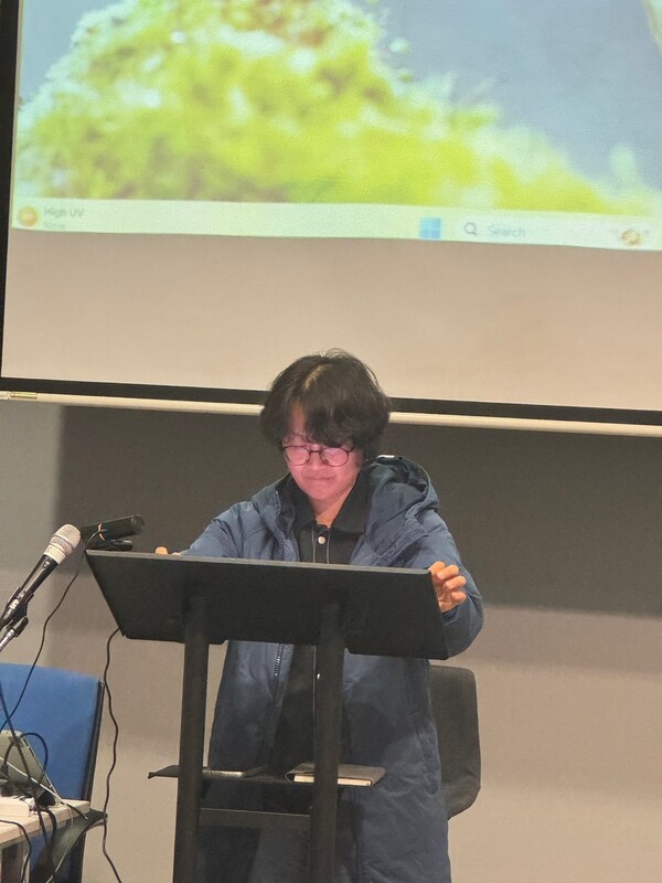 태국에서 강의 중인 신경순 작가.