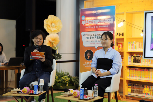 사회를 맡은 박연조 교수와 '안 할 이유 없는 임신' 쏘키 작가. (왼쪽부터)