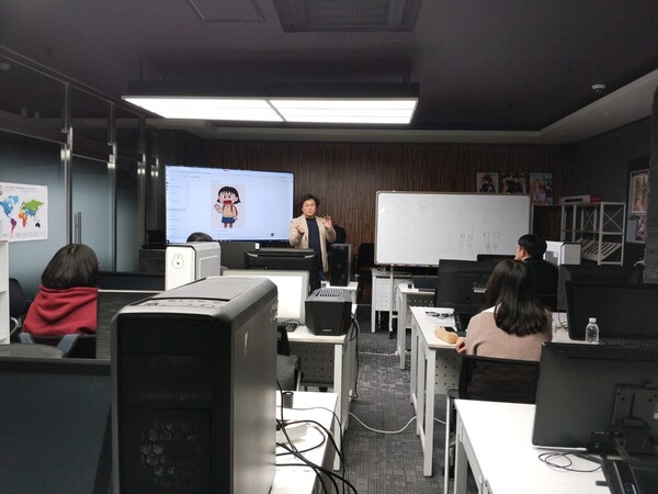 인물 그리는 법과 생성 AI로 이미지 생성하는 법을 알려주는 박연조 교수.