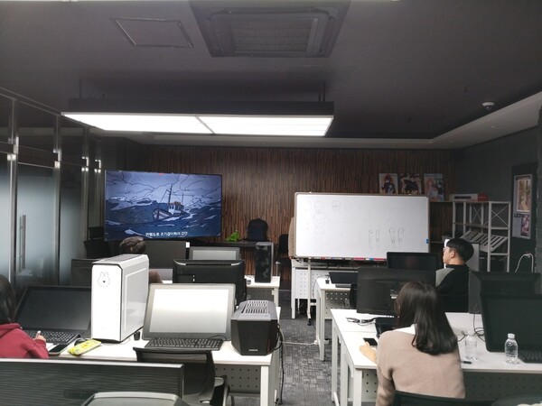 (사)올피플의 김종두 이사장의 자전적 이야기가 담긴 애니메이션이 상영되고 있다.