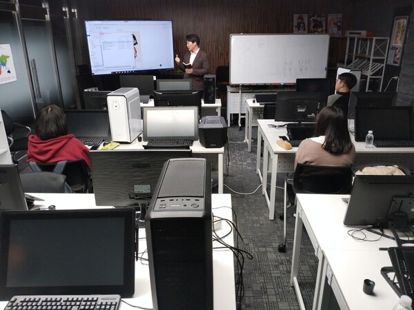 (사)올피플 김종두 이사장의 강의 모습.