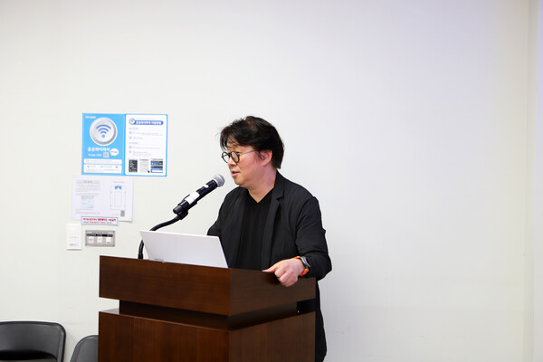 사회를 맡은 김신 한국웹툰협회장은 간담회의 주제인 ‘웹툰 종주국의 길, 세계로 이어지다’에 대한 소회를 말하기도 하였다.