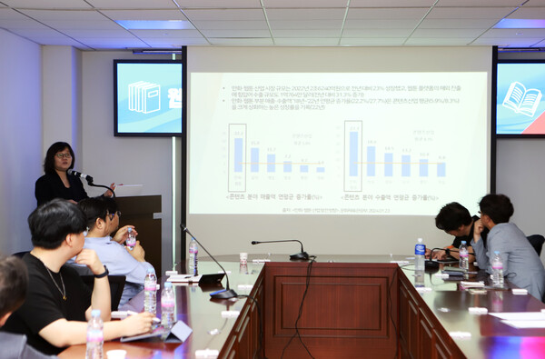 김종옥 한국만화웹툰학회 정책연구소장(이하 김 소장)의 ‘K-콘텐츠 산업은 왜 웹툰을 주목하는가?’ 발제는 먼저 데이터를 중심으로 현재 웹툰계의 상황을 짚어주었다.