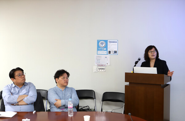 김종옥 소장의 발표를 듣고 있는 박지현 한국웹툰산업협회 부회장과 박연조 한국웹툰협회 부회장.
