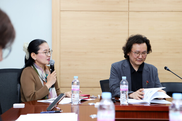 ‘문화강국으로 나아가는 K-문학의 세계화 비전과 모델’이라는 주제로 발표 중인 장정희 서울대학교 인문학연구원 책임연구원.