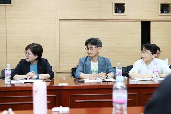 ‘문화강국을 위한 책문화생태계 정책 제안’ 간담회에 참석한 출판인들.