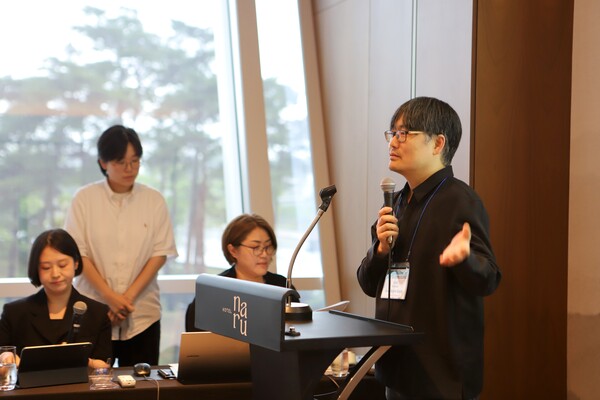 웹툰산업협회 서범강 회장의 개회사 발표.