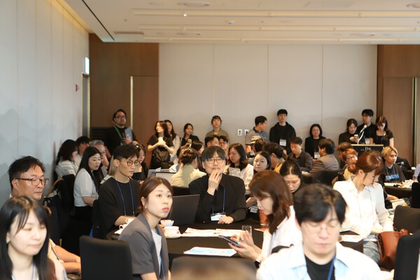 행사장을 가득 채운 참가자들.