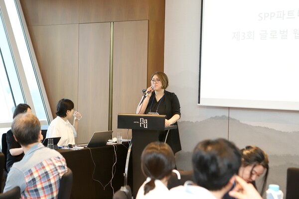 행사의 시작을 알리는 락킨코리아 이화신 대표.