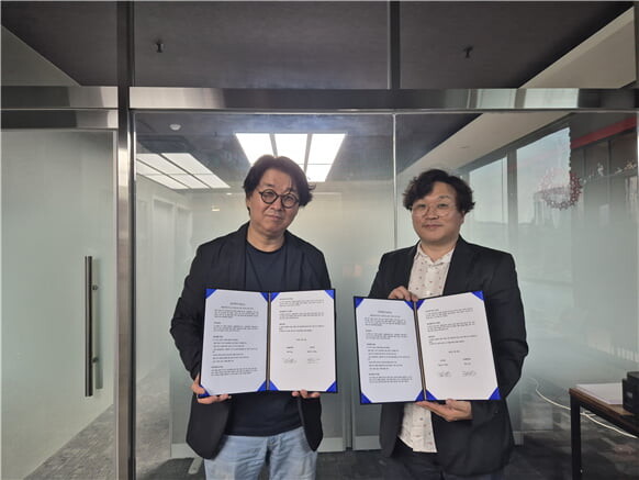 웹툰협회 김신 회장과 비즐 대표 박연조 교수의 업무협약.