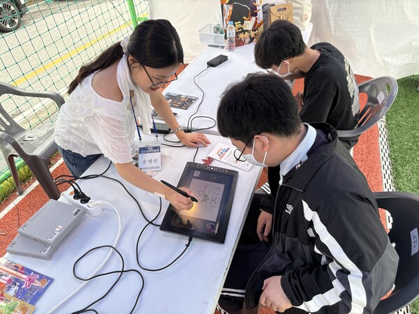 네이버웹툰에 '삵의 발톱'을 연재한 손영완 작가.