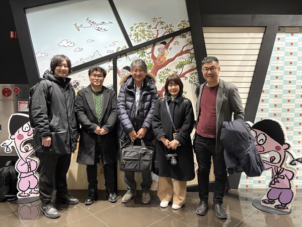 간담회에 참석한 도쿄공대 교수들과 만화박물관에서의 기념사진.