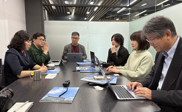 진흥원 지하1층 회의실에서 열린 도쿄공대와의 간담회. 왼쪽부터 진흥원 김선미 실장, 박연조 교수, 통역을 맡은 청강문화산업대의 미요시 헤이타 게임콘텐츠스쿨 특임교수, Kazuma Aoyama 교수, Ryoko Ueoka 교수, Teiji Yutaka 교수.